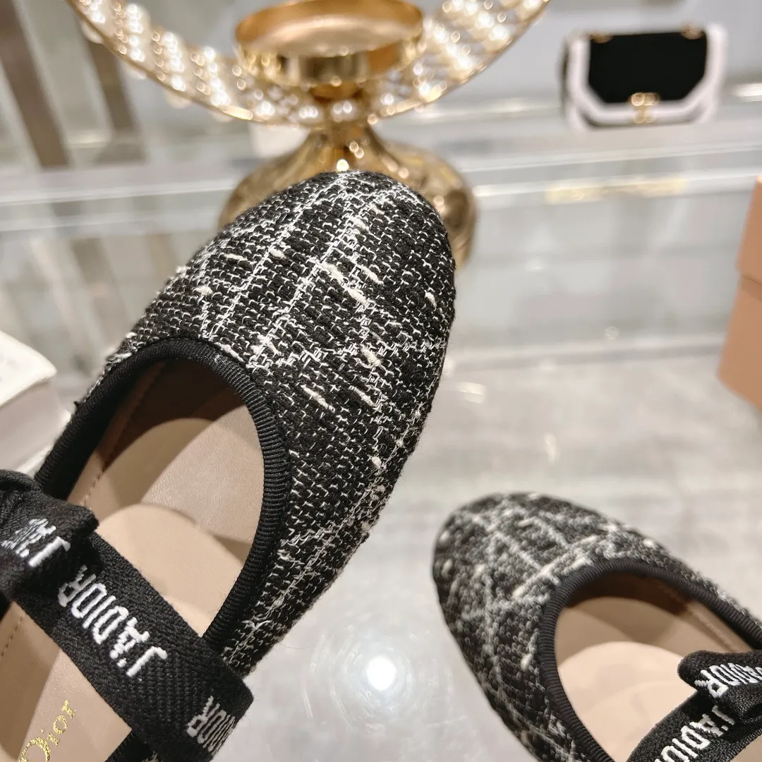👟👟Ex-factory price 520👟👟 "Exclusive top version" Dior*Dior ✅2024vs spring and summer new series... [Round toe single shoes with small pearls] Original purchase and development! The last details of this shoe are perfectly restored 💐 The upper is made of special material and the inner padding is made of delicate lambskin. You can see the quality by looking at the details in real photos. It is a versatile style for little ladies and a lady. It is a stunning shoe at first glance... I love it. The genuine leather outsole imported from Italy has a five-pointed star logo! 35-39 (34.40 customization is non-refundable) Packaging: Original full set of packaging ☀The color official website is updated simultaneously